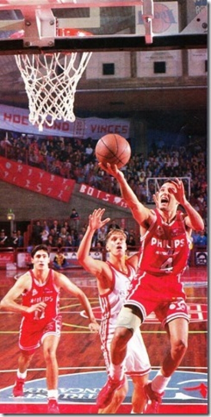 Djordjevic in una foto spettacolare mentre entra a canestro